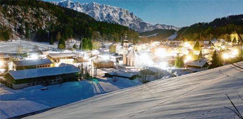 Nach den massiven Schneefällen präsentiert sich Sachrang in den Vollmondnächten wieder idyllisch. Vertreter der Feuerwehr lassen sich davon nicht täuschen: Es braucht eine Drehleiter.Foto h.reiter