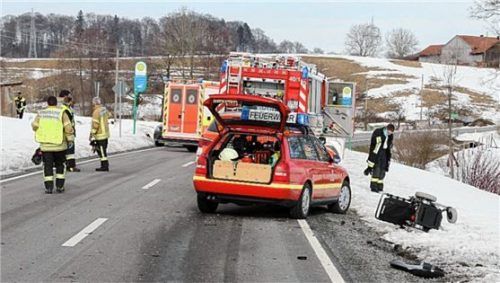 Neben die Fahrbahn wurde der Rollstuhl des 73-Jährigen geschleudert. Er starb noch an der Unfallstelle. Foto barth