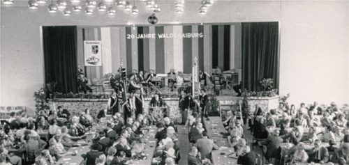 Nicht nur für Faschingsbälle stand der Multifunktionssaal beim Zappe zur Verfügung, auch die 20-Jahr-Feier der Stadt ging hier im Jahr 1970 über die Bühne, wie dieses Foto aus dem Stadtarchiv zeigt.Foto  Stadtarchiv