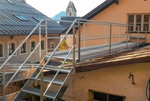 Nicht schön, aber sinnvoll: die Metall-Außentreppe als zweiter Fluchtweg führt über die Dächer.Foto riedl