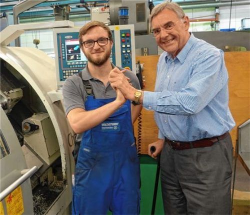 Nick Hoffmann (links) und sein ehrenamtlicher Ausbildungspate Ludwig Ecker, der ihm bei seiner Lehre im Ampfinger Betrieb Wackerbauer zur Seite stand. Foto re