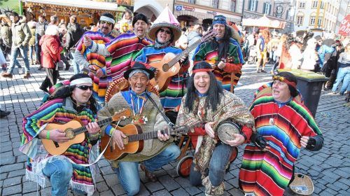 Ob die „südamerikanischen Musiker“ mit bayerischem Dialekt wieder in Rosenheim aufspielen? Das Faschingsfinale am Faschingsdienstag auf dem Max-Josefs-Platz wird‘s zeigen. Foto Schlecker