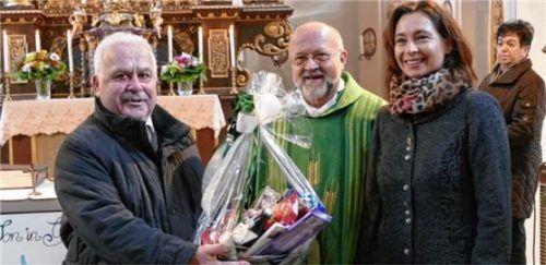 Pater Bernhard Stiegler und Sabine Sedlmaier dankten Josef Rödig für sein langjähriges Wirken in der Ebinger Kirchenverwaltung. Foto  bachmaier