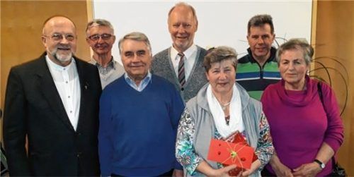 Pater Bernhard Stiegler (von links) gratuliert den Geehrten Martin Mayerhofer, Franz Wicho, Matthias Salzeder, Hannelore Gottwald, Hans Emmerer und Kathrin Rappensberger. Foto  re