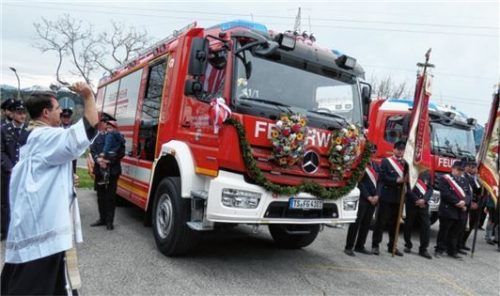 Pater Vasile Dior segnete das neue Löschgruppenfahrzeug 20 der Freiwilligen Feuerwehr Grabenstätt.