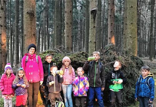 Pause vor dem selbst gebauten Unterschlupf bei der Kindergruppe.Foto Meling