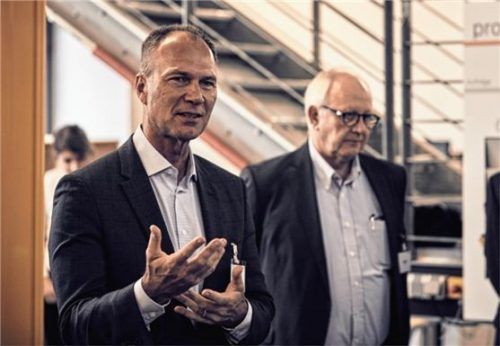 Pekka Paasivaara (links), Geschäftsführer der Homag Group AG, bei seinem Besuch im proto_lab der TH Rosenheim. Fotos  re