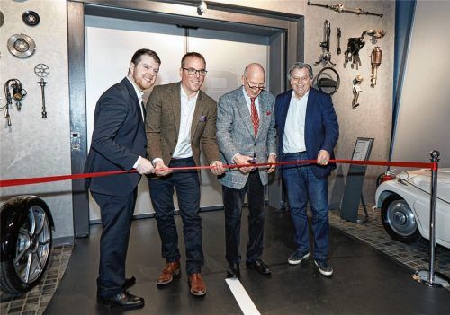 Philipp Kennewell, technischer Leiter der „EFA mobile Zeiten“, Geschäftsführer Markus Stuckmann, Professor Dr. Christoph Stölzl, Kurator, und Norbert Haug, ehemaliger Leiter Motorsport bei Mercedes-Benz, durchschnitten symbolisch das Band bei der Eröffnung der neuen Ausstellung in Amerang. Foto markus Mamoser