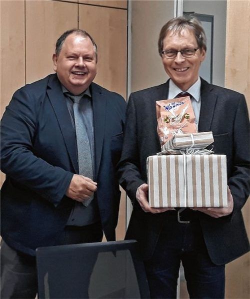 Präsente zum Abschied: Ralf Peter (links), Direktor des Amtsgerichts, bedankt sich bei Albert Dirnberger. Foto re