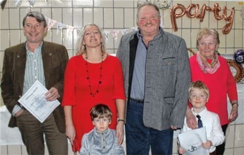Quer durch alle Altersgruppen verbindet diese sechs Ebinger ein Datum: der Geburtstag am 2. Februar. Heuer haben sie auf Einladung von Hans Strasser gemeinsam gefeiert (von links): Jürgen Roller (67), Marianne Schiller (55), Hans Strasser (60) und Rosalia Eggerdinger (78) sowie die Buben Florian Wappler (3) und Simon Anzinger (6).Foto  bac/Strasser