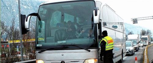 Regelmäßig werden Fernreisebusse durch die Bundespolizisten kontrolliert. In einem Fernreisebus aus Italien gelang den Polizisten ein Treffer.Foto re