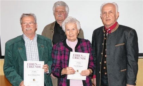 Reha-SV-Vorsitzender Rudi Jank (rechts) und Schriftführer Johann Diwok (hinten) ehrten Elli Rummel und Wolfgang Eibert für 25 Jahre Mitgliedschaft.Foto  bachmaier