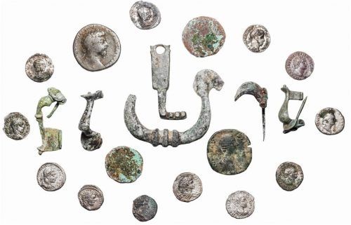 Römische Metallfunde aus dem Aushub der Schützenau, die der 59-jährige Schatzsucher der Gemeinde übergeben hat.
