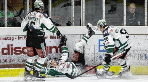 Rosenheimer Jubel nach dem 2:0 durch ein Unterzahltor von Daniel Bucheli (am Boden). Foto Wieland