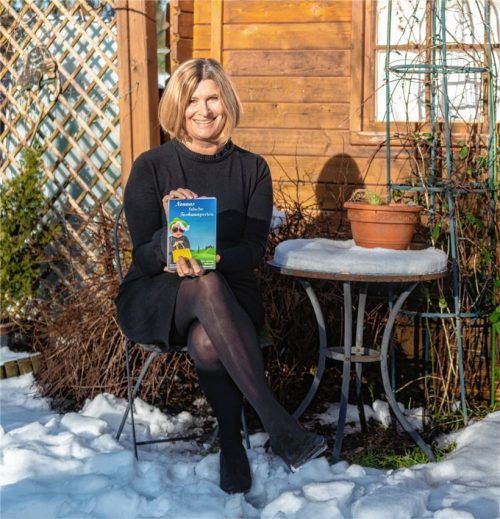 Rückzugsort: Luzi van Gisteren vor ihrem Gartenhäuschen, in dem sie in der warmen Jahreszeit ihre „Schreibwerkstatt“ einrichtet.Fotos thomae