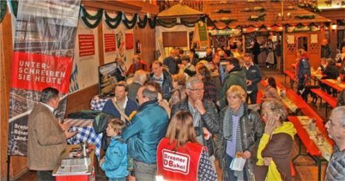 Rund 1000 Bürger waren jetzt auf Einladung des Vereins Brennerdialog Rosenheimer Land in die Inntalhalle gekommen. Foto Brennerdialog