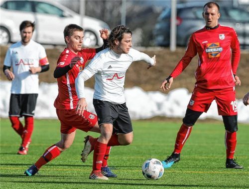 Saaldorfs Michael Schreyer wird vom Traunsteiner Noah Hrdlicka (links) attackiert.Foto Weitz