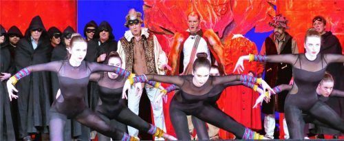 Schlangengleich tanzen die männlichen und weiblichen Bösewichte.Fotos janka