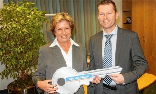 Schlüsselübergabe in Rosenheim. Ingrid Hutt und Florian Trautinger.Foto Sparda-Bank München