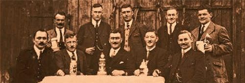 Schon im Jahr 1928 war der Fasching eine ernste Angelegenheit. Das Faschingskomitee blickt – bis auf wenige Ausnahmen – durchaus kritisch in die Kamera.Fotos dorendorf-gietl