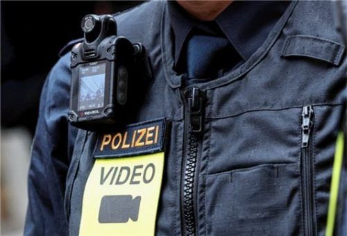 Schon im September, früher als in vielen anderen Dienststellen, wurden Body-Cams in Waldkraiburg eingeführt. Die ersten Erfahrungen im täglichen Streifendienst seien positiv, so ein erstes Zwischenfazit der Polizei.Foto  dpa