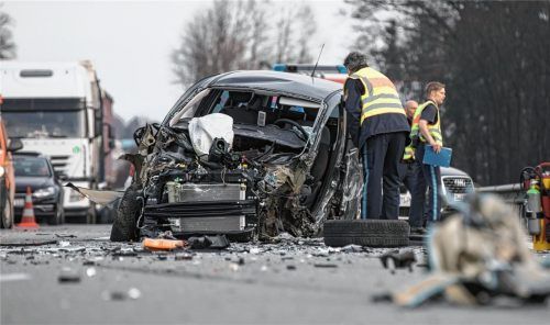 Schrecklicher Unfall: In diesem Wrack starb bei Grabenstätt ein 85-jähriger Mann. Er war falsch in die Autobahn eingefahren. Foto Lamminger