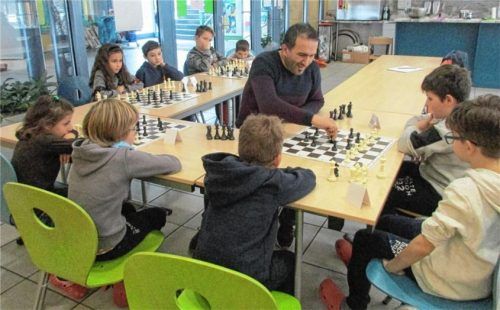 Schritt für Schritt machte Computer-Schachweltmeister Erdogan Günes die Kinder im Hort St. Christophorus mit Schach vertraut. Foto re