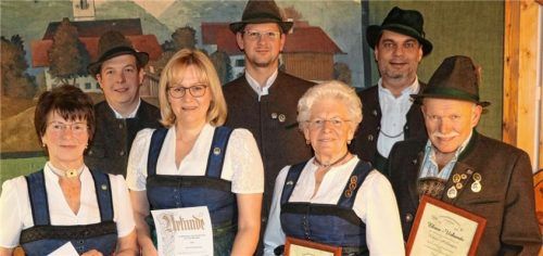 Schützenmeister Sepp Staudacher (hinten links) und Gauschützenmeister Bernhard Brehmer (hinten rechts) übergaben bei der Jahresversammlung der Schützengesellschaft „Chiemgauadler“ Umrathshausen die Ehrenzeichen des Vereins und des Bayerischen Sportschützenbundes an Ilse Heinrich, Marianne Heinrich, Anna Heinrich und Klaus Aiblinger (erste Reihe von links) sowie Josef Bauer (hinten Mitte).Foto Rehberg
