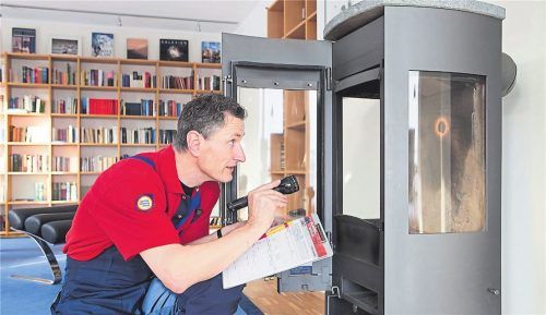Seine Begutachtung kann unter Umständen Leben retten: Nur autorisierte Fachleute dürfen den Zustand von Kaminen, Heizungen und Öfen beurteilen. Foto dpa/ZVSHK