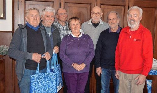 Seniorenbeauftragter Dr. Bertold Suldinger (Dritter von rechts) mit den erfolgreichen teilnehmern Klaus Greger, Peter Wolf, Adolf Kemmer, Inge Schneider, Gerhard Mahr und Sepp Warmedinger (von links). Foto Sedlbauer