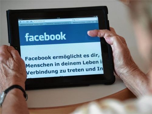Seniorin mit einem Tablet-PC, die Startseite zeigt Facebook. Immer mehr Senioren buchen entsprechende Kurse bei Volkshochschulen, etwa zur Nutzung sozialer Netzwerke. Foto Weigel dpa