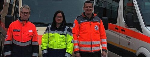 Setzen sich für die Sicherheit der Starbulls-Spieler ein: Veronika Mayer (Mitte), Bereitschaftsleitung Ambulanz Rosenheim, Günter Graupe (rechts), Bereitschaftsleiter BRK Rosenheim, und Horst Rapphahn, Leiter Einsatzdienste Malteser Rosenheim. Foto /Malteser