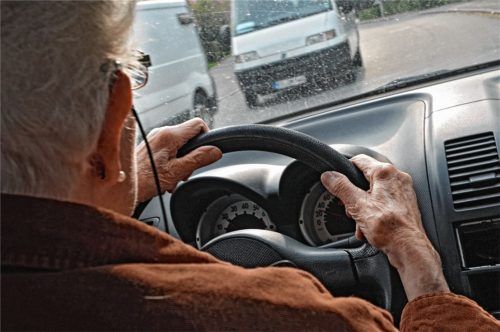 Sicher am Steuer? In der Diskussion um Fahrtauglichkeit stehen vor allem Senioren im Fokus.Foto dpa
