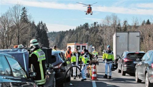 Sieben Autos, sieben Verletzte: die Unfallstelle auf der A8. Foto  Reisner