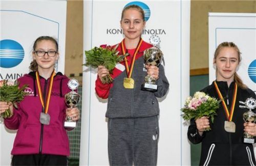 Siegerehrung bei den Schülerinnen mit Gewinnerin Annett Kaufmann und den beiden Kolbermoorerinnen Laura Kaim (links) und Naomi Pranjkovic (rechts).Foto Steinbrenner