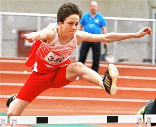 Simon Colin vom TSV 1860 Rosenheim siegte über 60 Meter Hürden der Jugend M14. Fotos Stuffer