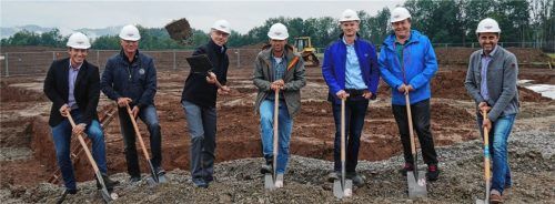 Spatenstich für den neuen Kindergarten: Michael Fellner, Leiter des Bauamts der Gemeinde Riedering, Johann Wagenstaller, Architekt vom Büro Guggenbichler & Wagenstaller Rosenheim, Bürgermeister Josef Häusler, Thomas Barenbrügge vom Architekturbüro Guggenbichler & Wagenstaller, Raphael Bürger von der Firma Grossmann Bau, Gemeinderat Sebastian Niedermaier sowie Johannes Daxlberger von der Firma Grossmann Bau (von links).
