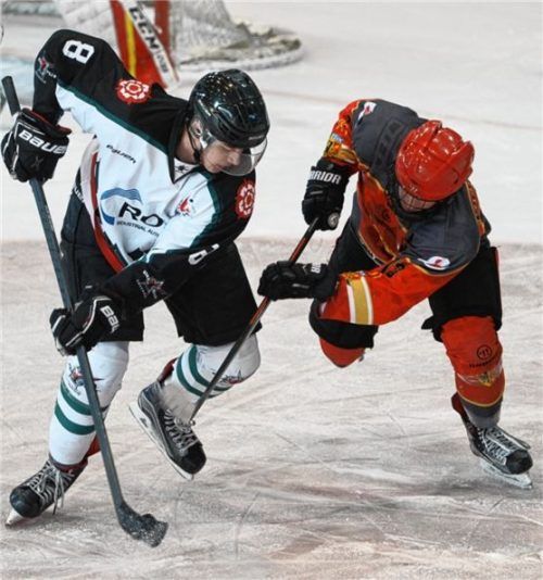 Starbulls-Angreifer Tomas Kukla (links) holte mit den Junioren drei wichtige Punkte gegen Kaufbeuren.Foto Ruprecht