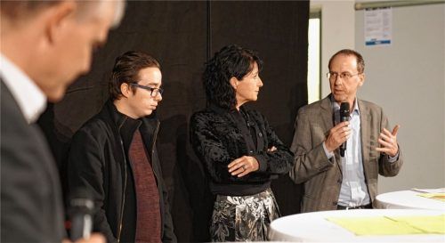 Start gelungen: Mathias Schmidt (rechts), Leiter des neuen Studiengangs, im Gespräch mit Christine Degenhart, Präsidentin der Architektenkammer, und Student Jan Kaltenbach. Vorne: Moderator Prof. Mathias Wambsganß.