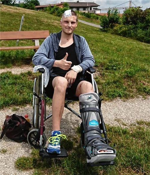 Stationen der Genesung: Daumen hoch vor Freude über den ersten Ausflug – noch im verhassten Rollstuhl.