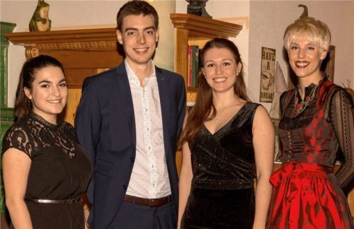 Stehen dem neu gegründeten Leo-Club Rosenheimer Land vor (von links): Jasmin Schanzer, Lew Schöne, Franziska Huber und Tanja Kaspar.Foto re
