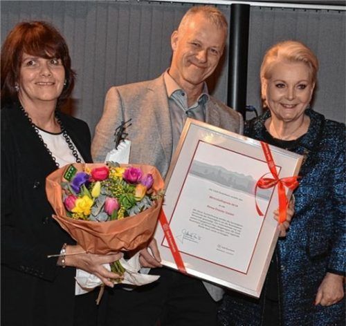 Stolz auf die Auszeichnung: Eva und Markus Drexler (Drexler GmbH) mit Oberbürgermeisterin Bauer.