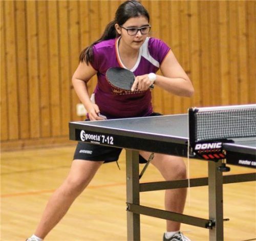 Straffes Programm für Karina Krischke: Zunächst spielte sie bei den Mädchen und danach verstärkte sie das erstmals erfolgreiche Damenteam.Foto Erlich