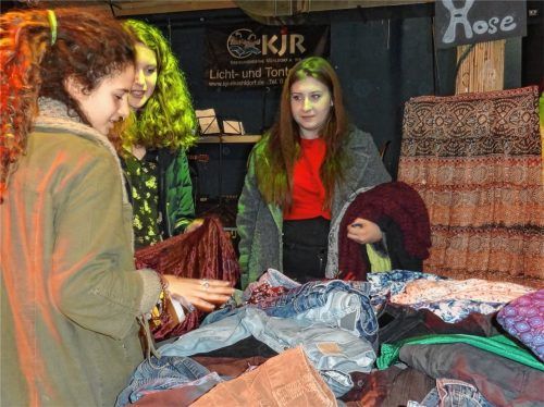 Tauschen statt kaufen: Bei der ersten Kleidertauschparty – organisiert vom Kreisjugendring – waren Kleidungsstücke das Zahlungsmittel.Foto kme