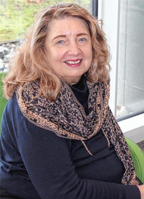 Tina Knight ist die Initiatorin des Englisch-Stammtisches in der Bücherei. Zu den Treffen kommen zwischen 20 und 25 Teilnehmer. Vor jedem Treffen überlegt Knight, worüber gesprochen wird.
