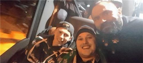 Tobias Baumann (links) und Wolfi Friedrich zusammen mit Starbulls-Coach Manuel Kofler im Mannschaftsbus.