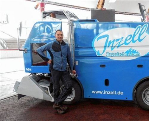 Toni Doppler ist der Teamleiter der Eismeister. Foto  Max Aicher Arena