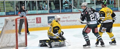 Tor für die Starbulls Rosenheim durch Matthias Bergmann (nicht auf dem Bild), der im Überzahlspiel zum 3:1 traf. Fotos  Ziegler