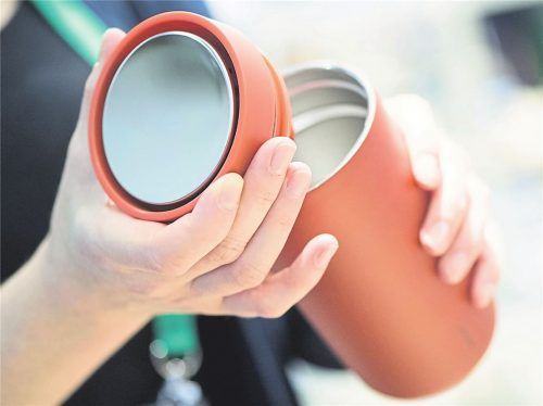 Trinkbecher für den Kaffee unterwegs: Der Spiegel im Deckel ist ein zusätzlicher Service für den umweltbewussten Kunden.Foto dpa/Gabbert