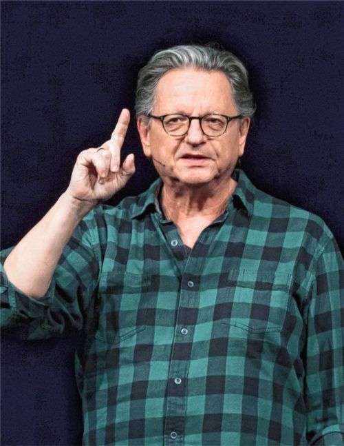 Übertreibt seine Geschichte gern bis ins völlig Absurde: Günter Grünwald begeisterte 600 Zuschauer im König-Ludwig-Saal. Foto Berger